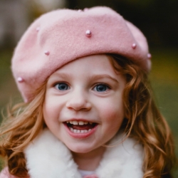 Μάλλινο καπέλο μπερές για κορίτσι με πέρλες ροζ